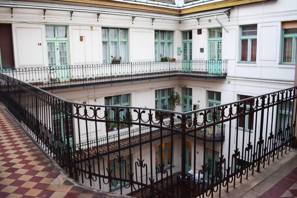 Cosy Apartment Just Next To Parliament Budapest Exterior photo